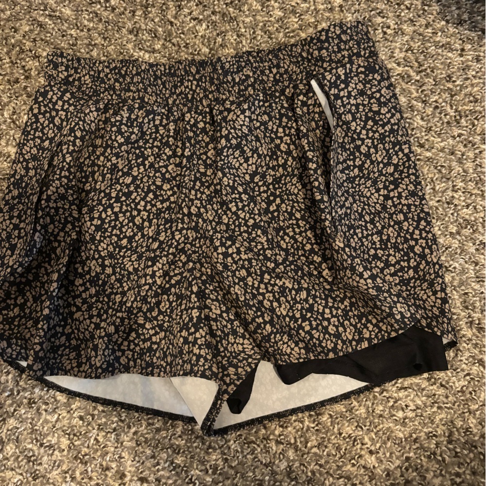 Amazon Essentials Women’s Small Black and Tan Floral Athletic Shorts